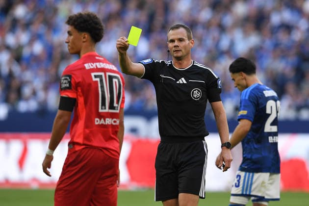 Soccer, Bundesliga 1, Matchday 4: FC Schalke 04 vs. SV Elversberg on September 20, 2026, at the Veltins Arena in Gelsenkirchen. Referee Dr. Robin Braun; on the right is Noah Darvich of Elversberg, on the left, the yellow card. DFL regulations prohibit any use of photographs as image sequences and or quasi-video. xRx
