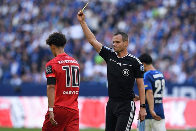 Soccer, Bundesliga 1, Matchday 4: FC Schalke 04 vs. SV Elversberg on September 20, 2026, at the Veltins Arena in Gelsenkirchen. Referee Dr. Robin Braun; on the right is Noah Darvich of Elversberg, on the left, the yellow card. DFL regulations prohibit any use of photographs as image sequences and or quasi-video. xRx