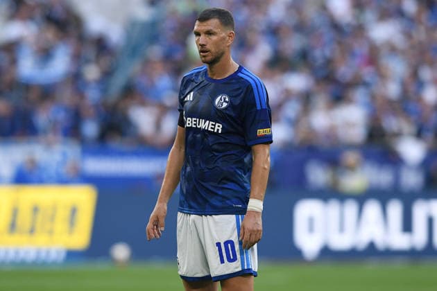 Soccer, Bundesliga 1, Matchday 4: FC Schalke 04 vs. SV Elversberg on September 20, 2026, at the Veltins Arena in Gelsenkirchen. Edin Dzeko, Schalke. DFL regulations prohibit any use of photographs as image sequences and or quasi-video. xRx
