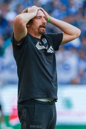 1 Bundesliga: FC Schalke 04 vs. SV Elversberg on September 20, 2026, at the Veltins Arena in Schalke; Coach Vincent Wagner; Elversberg: dissatisfied, disappointed, disheartened, dejected MH