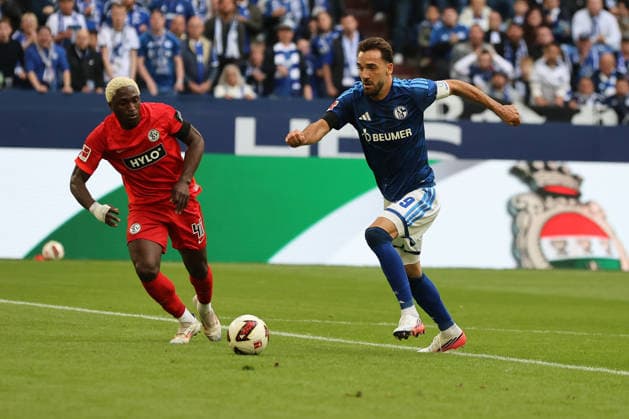 David Mokwa of SV 07 Elversberg and Kenan Karaman of FC Schalke 04 during the 2026–27 Bundesliga 1 match between FC Schalke 04 and SV Elversberg. Copyright Thomas Pakusch Copyright: Thomas Pakusch