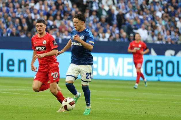 Felix Keidel of SV 07 Elversberg and Soufiane El Faouzi of FC Schalke 04 during the 2026–27 Bundesliga 1 match between FC Schalke 04 and SV Elversberg. Copyright Thomas Pakusch Copyright: Thomas Pakusch