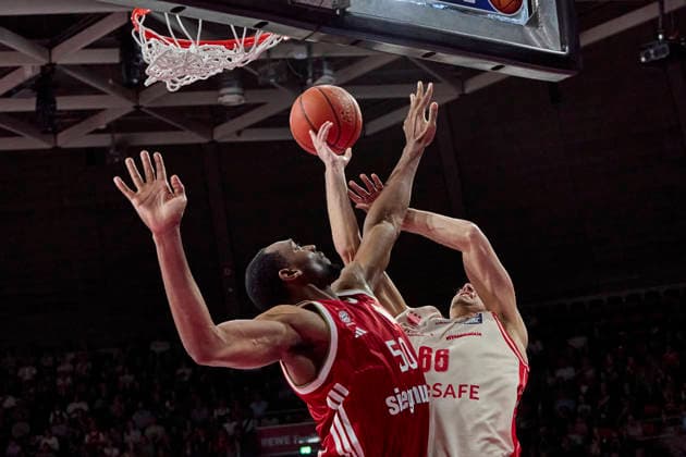 German Basketball Bundesliga (BBL), FC Bayern Munich Basketball vs. BMA365 Bamberg Baskets, Munich FC Bayern Basketball, Bamberg Baskets MBA365, September 20, 2026, in Munich, BMW Park: Yuval Hochstatter (BMA365 Bamberg Baskets), Small Forward (SF), No. 66 (BAM66); Austin Wiley (FC Bayern Munich Basketball), Center (C), No. 50 (FCBB50); September 20, Sportworld Munich, BMW Park, Bayern, Germany