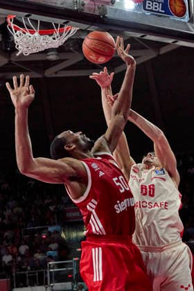 German Basketball Bundesliga (BBL), FC Bayern Munich Basketball vs. BMA365 Bamberg Baskets, Munich FC Bayern Basketball, Bamberg Baskets MBA365, September 20, 2026, in Munich, BMW Park: Yuval Hochstatter (BMA365 Bamberg Baskets), Small Forward (SF), No. 66 (BAM66); Austin Wiley (FC Bayern Munich Basketball), Center (C), No. 50 (FCBB50); September 20, Sportworld Munich, BMW Park, Bayern, Germany