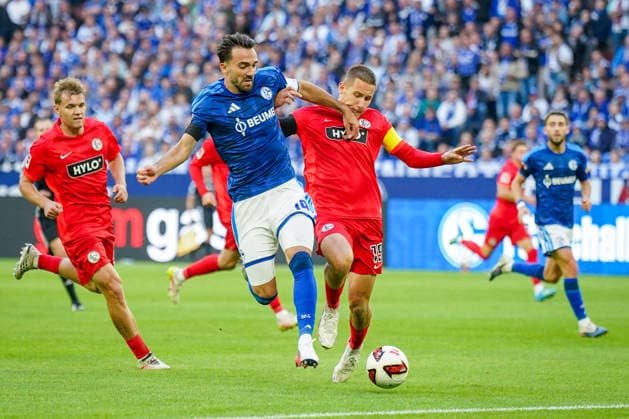 German Soccer Bundesliga 2026–2027, Matchday 4: FC Schalke 04 vs. SV Elversberg at Veltins Arena in Gelsenkirchen—Kenan Karaman (FC Schalke 04, 19) and Lukas Pinckert (SV Elversberg, 19) in a tackle; facial expressions, emotions Copyright: xJOERANxSTEINSIEKx
