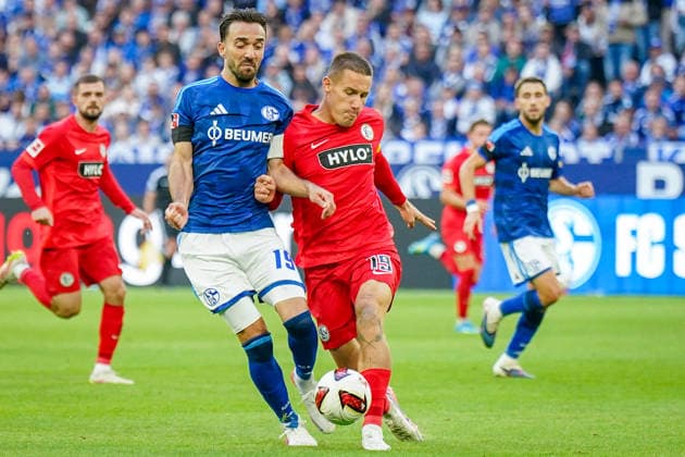 German Soccer Bundesliga 2026–2027, Matchday 4: FC Schalke 04 vs. SV Elversberg at Veltins Arena in Gelsenkirchen—Kenan Karaman (FC Schalke 04, 19) and Lukas Pinckert (SV Elversberg, 19) in a tackle; facial expressions, emotions Copyright: xJOERANxSTEINSIEKx