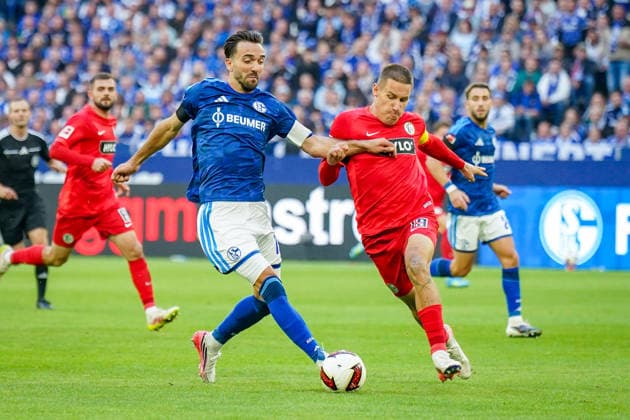 German Soccer Bundesliga 2026–2027, Matchday 4: FC Schalke 04 vs. SV Elversberg at Veltins Arena in Gelsenkirchen—Kenan Karaman (FC Schalke 04, 19) and Lukas Pinckert (SV Elversberg, 19) in a tackle; facial expressions, emotions Copyright: xJOERANxSTEINSIEKx