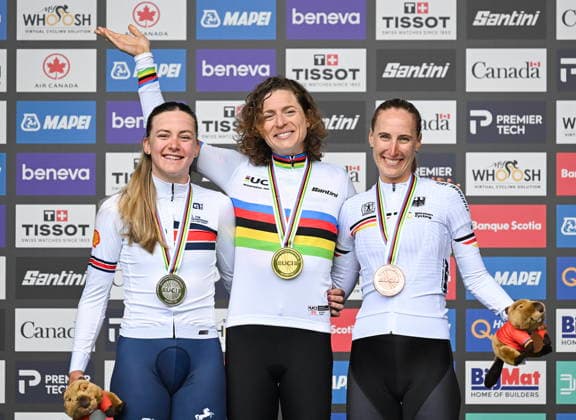Sport Bilder des Tages September 20, 2026, Montreal, Pq, CANADA: Marlen Reusser, of Switzerland, centre, Zoe Backstedt, of Great Britain, left, and Franziska Koch, of Germany, pose with the medals following the women s elite individual time trials (ITT) at the UCI Road World Championships cycling event in Montreal on Sunday, Sept. 20, 2026. Canada News - September 20, 2026 - ZUMAc35_ 20260920_zaf_c35_023 Copyright: xGrahamxHughesx