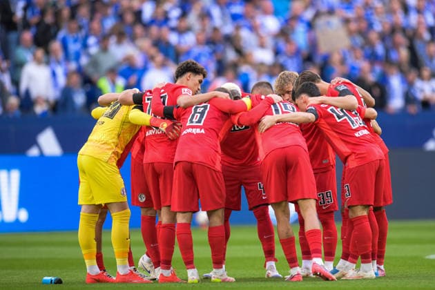 Soccer, Bundesliga 1, 20260920, FC Schalke 04 vs. SC 07 Elversberg. Pictured: Elversberg players rallying at the Veltins Arena in Gelsenkirchen, North Rhine-Westphalia, Germany Copyright: Passion2Press MarkusxFischerx