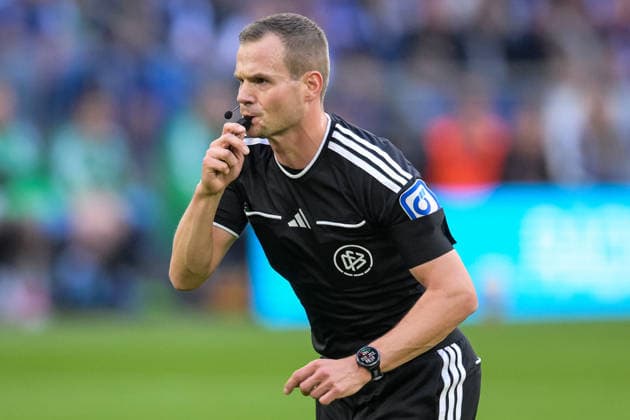 Soccer, Bundesliga 1, 20260920, FC Schalke 04 vs. SC 07 Elversberg. Pictured: Referee Robin BRAUN, Gelsenkirchen, Veltins Arena, North Rhine-Westphalia, Germany Copyright: Passion2Press MarkusxFischerx