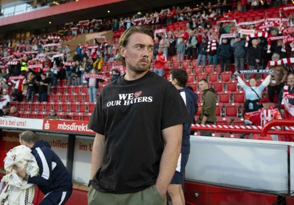 Soccer, Women s, 2026–2027 Season, Google Pixel Women s Bundesliga Matchday 5, 1. FC Union Berlin vs. RB Leipzig, RB Leipzig coach Jonas Stephan wearing a We love our haters T-shirt, September 20, 2026, Copyright: xMatthiasxKochx