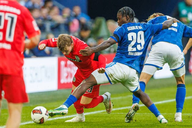 Wiliam Cole Campbell of SV 07 Elversberg and Eric Junior Dina Ebimbe of FC Schalke 04 battle for the ball during the Bundesliga 1 match between FC Schalke 04 and SV Elversberg at Veltins Arena on September 20, 2026, in Gelsenkirchen, Germany. Photo by Mario Hommes, DeFodi Images. Wiliam Cole Campbell of SV 07 Elversberg and Eric Junior Dina Ebimbe of FC Schalke 04 battle for the ball during the Bundesliga match between FC Schalke 04 and SV Elversberg at Veltins Arena on September 20, 2026 in Gelsenkirchen, Germany Photo by Mario Hommes DeFodi Images DFB DFL REGULATIONS PROHIBIT ANY USE OF PHOTOGRAPHS AS IMAGE SEQUENCES AND OR QUASI-VIDEO Photo by Mario Hommes DeFodi Images