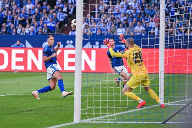 September 20, 2026, Soccer, 2026–2027 Season, Bundesliga, FC Schalke 04 vs. SV Elversberg, Scoring chance by Nikola Katic (FC Schalke 04) and Nicolas Kristof (SV Elversberg) xRHR PHOTO YYx Copyright: KROEGER RHR-FOTOx RHR-FOTO YY