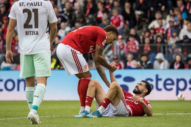 Cottbus, Germany, September 20, 2026, 2nd Bundesliga 2026–2027, Matchday 6: FC Energie Cottbus vs. FC St. Pauli. Pictured, from left: Justin Butler (FC Energie Cottbus) and Tolcay Cigerci (FC Energie Cottbus). DFL and DFB regulations prohibit any use of photographs as image sequences and or quasi-video. LEAG Energie Stadium Brandenburg Copyright: xFotostandx xWeilandx
