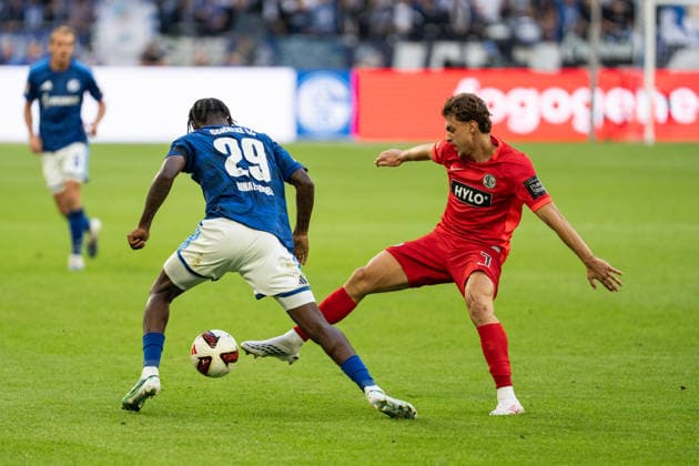 September 20, 2026, GER, Bundesliga 1, Matchday 4, FC Schalke 04 vs. SV Elversberg: A duel between Junior Dina Ebimbe (FC Schalke 04, 29) and Florian Le Joncour (SV Elversberg, 3) in Gelsenkirchen at the VELTINS Arena, Gelsenkirchen, Germany Copyright: xnordphotoxGmbHx xChristianxSchulzex