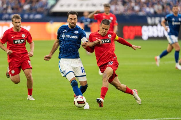 September 20, 2026, GER, Bundesliga 1, Matchday 4, FC Schalke 04 vs. SV Elversberg: A duel between Kenan Karaman (FC Schalke 04, 19) and Lukas Pinckert (SV Elversberg, 19) in Gelsenkirchen at the VELTINS Arena, Gelsenkirchen, Germany Copyright: xnordphotoxGmbHx xChristianxSchulzex