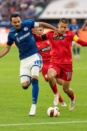 September 20, 2026, GER, Bundesliga 1, Matchday 4, FC Schalke 04 vs. SV Elversberg: A duel between Kenan Karaman (FC Schalke 04, 19) and Lukas Pinckert (SV Elversberg, 19) in Gelsenkirchen at the VELTINS Arena, Gelsenkirchen, Germany Copyright: xnordphotoxGmbHx xChristianxSchulzex
