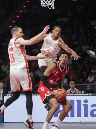 Bamberg s 31 KEPPELER and Bamberg s 3 WRIGHT over Bayern s 0 Miles NORRIS Basketball, Bundesliga, Bayern Munich vs. Bamberg Baskets, on September 20, 2026, in Munich, Germany Source: Copyright Credit Oryk HAIST xx