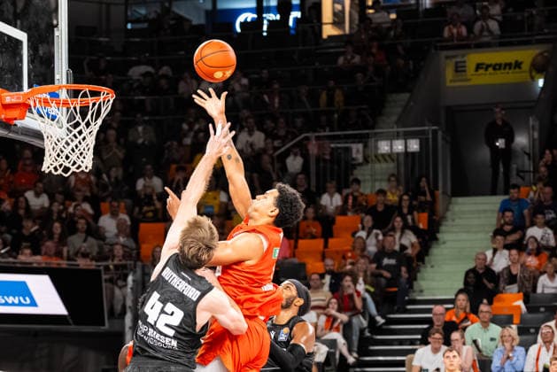 easyCredit BBL Ratiopharm Ulm vs. MHP RIESEN Ludwigsburg September 20, 2026 Ulm, GERMANY September 20, 2026 Michael Rataj of Ratiopharm Ulm, No. 12, shooting against Tommy Rutherford of MHP RIESEN Ludwigsburg, 42, during the game between ratiopharm Ulm and MHP RIESEN Ludwigsburg on Game Day 1 of the easyCredit BBL at the ratiopharm Arena Ulm Copyright: xBEAUTIFULxSPORTS Steinx