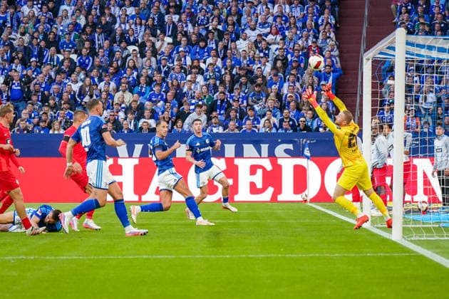 German Soccer Bundesliga 2026–2027, Matchday 4: FC Schalke 04 vs. SV Elversberg at Veltins Arena in Gelsenkirchen; Nicolas Kristof of SV Elversberg blocks a Schalke attack in the 20th minute Copyright: xJOERANxSTEINSIEKx