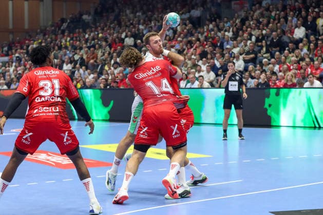 September 20, 2026, xgox, Handball Opel HBL MT Melsungen vs. SC Magdeburg emspor, from left: Johannes Golla (Melsungen), 14, Albin Lagergren (Magdeburg), 21; duel, battle, tackle, Kassel