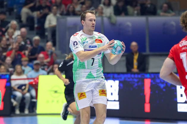 September 20, 2026, xgox, Handball Opel HBL MT Melsungen vs. SC Magdeburg emspor, from left: Felix Claar (Magdeburg), 7 on the ball, plays the ball (Kassel)
