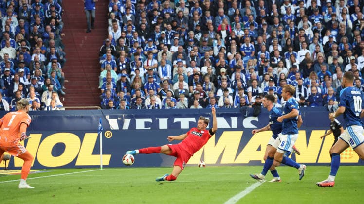 September 20, 2026, xrekx, Soccer, Bundesliga 1, FC Schalke 04 vs. SV Elversberg, Lukas Petkov, SV 07 Elversberg. DFL and DFB regulations prohibit any use of photographs as image sequences and or quasi-video. Gelsenkirchen