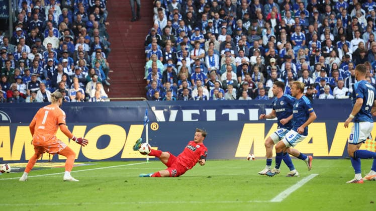 September 20, 2026, xrekx, Soccer, Bundesliga 1, FC Schalke 04 vs. SV Elversberg, Lukas Petkov, SV 07 Elversberg. DFL and DFB regulations prohibit any use of photographs as image sequences and or quasi-video. Gelsenkirchen