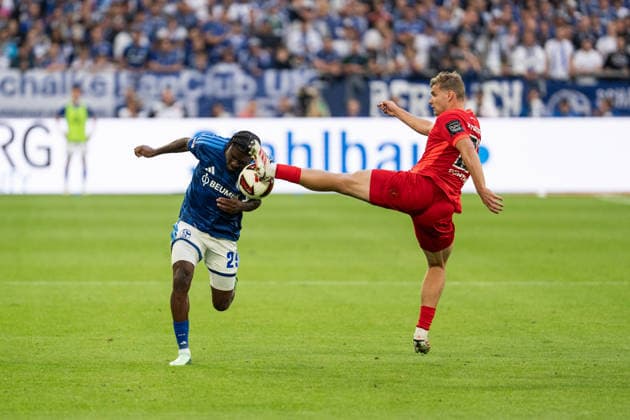 September 20, 2026, GER, Bundesliga 1, Matchday 4, FC Schalke 04 vs. SV Elversberg Lasse Günther (SV Elversberg) kicks Junior Dina Ebimbe (FC Schalke 04) in the head, 21, 29 Gelsenkirchen, VELTINS Arena, Gelsenkirchen, Germany Copyright: xnordphotoxGmbHx xChristianxSchulzex