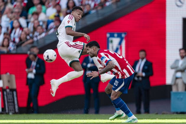 MADRID, SPAIN - SEPTEMBER 20: Cristian Romero of Atletico de Madrid (R) heads the ball under pressure from Kylian Mbappe of Real Madrid (L) during the LaLiga EA Sports football match between Atletico de Madrid and Real Madrid at Estadio Riyadh Air Metropolitano on September 20, 2026 in Madrid, Spain. (Photo by Ricardo Nogueira Sports Press Photo)  Copyright: xRicardoxNogueira SportsxPressxPhotox Sportspressphoto_SPR236150