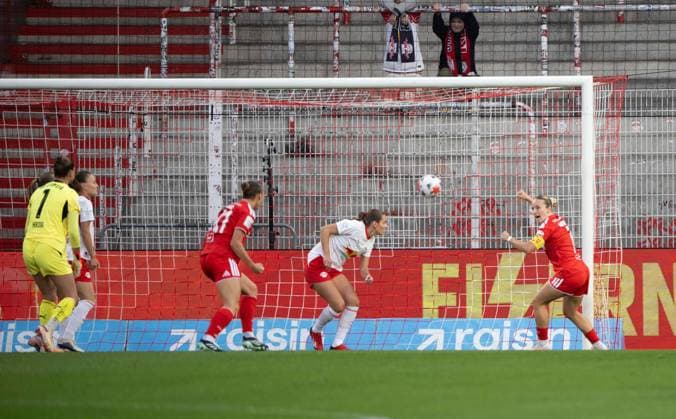 Soccer, Women, 2026–2027 Season, Google Pixel Women s Bundesliga Matchday 5, 1. FC Union Berlin vs. RB Leipzig, Lia Kamber (M), 1. FC Union Women s Team scores the 1–0 goal against RB Leipzig goalkeeper Elvira Herzog; on the right, Lisa Heiseler of 1. FC Union Women s Team, September 20, 2026, Copyright: xMatthiasxKochx