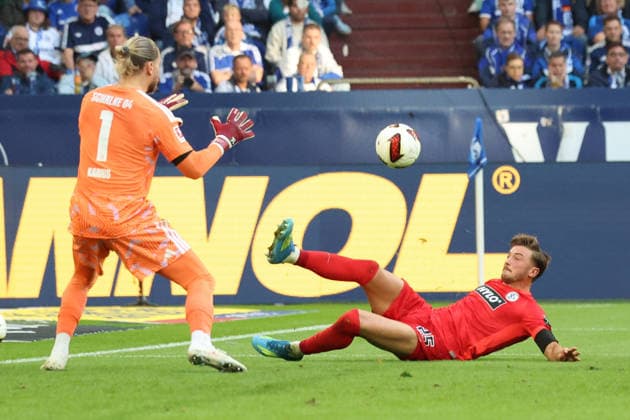 September 20, 2026, xrekx, Soccer, Bundesliga 1, FC Schalke 04 vs. SV Elversberg, Loris Karius (FC Schalke 04) vs. Lukas Petkov (SV 07 Elversberg), Tackle, Action, battle for the ball. DFL and DFB regulations prohibit any use of photographs as image sequences and or quasi-video. Gelsenkirchen
