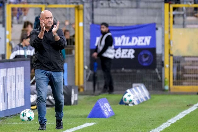Rui Mota, head coach of SV Waldhof, gives instructions, gesturing with his arms; cutout, full-body, single frame, single photo, action, on the sidelines, at the sideline, September 20, 2026, Mannheim, Germany, soccer, 3. Liga, SV Waldhof Mannheim vs. SC Preußen Münster, DFB and DFL regulations prohibit any use of photographs as image sequences and or quasi-video xozx