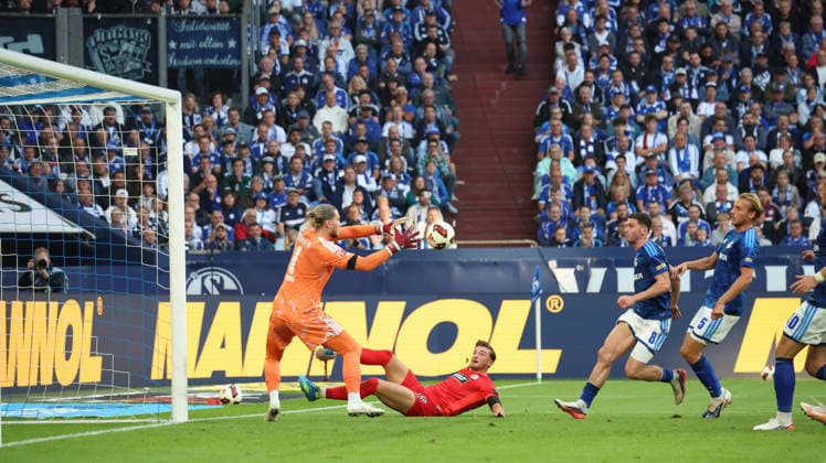 September 20, 2026, xrekx, Soccer, Bundesliga 1, FC Schalke 04 vs. SV Elversberg, Loris Karius (FC Schalke 04) vs. Lukas Petkov (SV 07 Elversberg), Tackle, Action, battle for the ball. DFL and DFB regulations prohibit any use of photographs as image sequences and or quasi-video. Gelsenkirchen