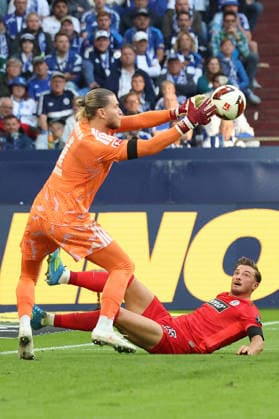 September 20, 2026, xrekx, Soccer, Bundesliga 1, FC Schalke 04 vs. SV Elversberg, featuring Loris Karius, FC Schalke 04, and Lukas Petkov, SV 07 Elversberg. DFL and DFB regulations prohibit any use of photographs as image sequences and or quasi-video. Gelsenkirchen