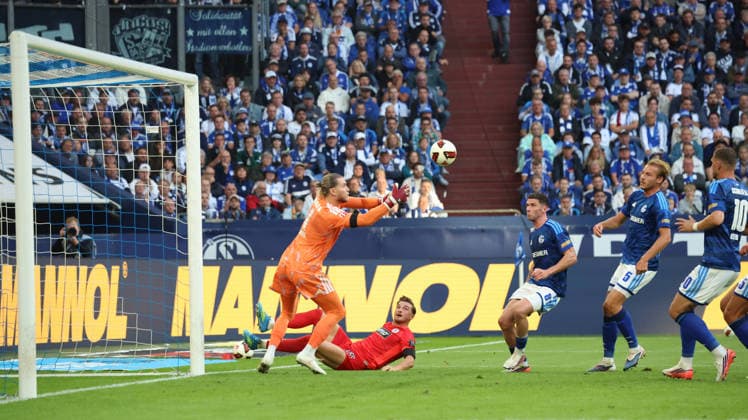 September 20, 2026, xrekx, Soccer, Bundesliga 1, FC Schalke 04 vs. SV Elversberg: Loris Karius (FC Schalke 04), Lukas Petkov (SV 07 Elversberg), Robin Gosens (FC Schalke 04). DFL and DFB regulations prohibit any use of photographs as image sequences and or quasi-video. Gelsenkirchen