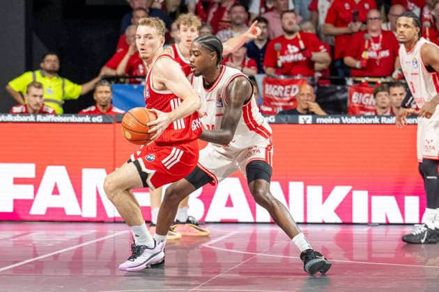 Justus Hollatz 21 FC Bayern Basketball, Hason Ward 20 BMA365 Bamberg Baskets, FC Bayern Basketball BMA365 Bamberg Baskets, BBL, Matchday 1, September 20, 2026, Munich, Bavaria, Germany Copyright: xkolbert-press UlrichxGamelx