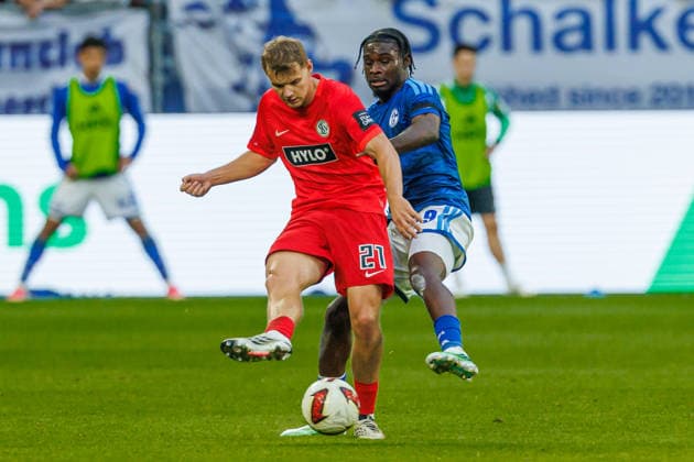 Lasse Guenther of SV 07 Elversberg and Eric Junior Dina Ebimbe of FC Schalke 04 battle for the ball during the Bundesliga 1 match between FC Schalke 04 and SV Elversberg at Veltins Arena on September 20, 2026, in Gelsenkirchen, Germany. Photo by Mario Hommes, DeFodi Images. Lasse Guenther of SV 07 Elversberg and Eric Junior Dina Ebimbe of FC Schalke 04 battle for the ball during the Bundesliga match between FC Schalke 04 and SV Elversberg at Veltins Arena on September 20, 2026 in Gelsenkirchen, Germany. Photo by Mario Hommes, DeFodi Images. DFB and DFL regulations prohibit any use of photographs as image sequences and or quasi-video. Photo by Mario Hommes, DeFodi Images.