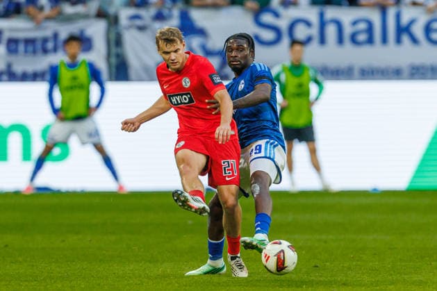 Lasse Guenther of SV 07 Elversberg and Eric Junior Dina Ebimbe of FC Schalke 04 battle for the ball during the Bundesliga 1 match between FC Schalke 04 and SV Elversberg at Veltins Arena on September 20, 2026, in Gelsenkirchen, Germany. Photo by Mario Hommes, DeFodi Images. Lasse Guenther of SV 07 Elversberg and Eric Junior Dina Ebimbe of FC Schalke 04 battle for the ball during the Bundesliga match between FC Schalke 04 and SV Elversberg at Veltins Arena on September 20, 2026 in Gelsenkirchen, Germany. Photo by Mario Hommes, DeFodi Images. DFB and DFL regulations prohibit any use of photographs as image sequences and or quasi-video. Photo by Mario Hommes, DeFodi Images.