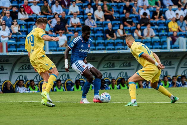 IPA88766702 - Assane Diao of Como 1907 and Giorgi Kvernadze of Frosinone Calcio during the Frosinone Calcio vs. Como 1907 Italian Serie A soccer match in Frosinone, Italy, on September 20, 2026  Copyright: xRaffaelexConti IPAxSportx xx IPA88766702