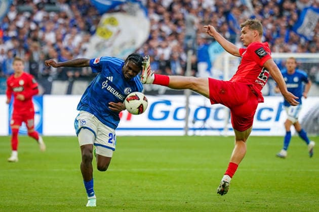 German Bundesliga 2026–2027, Matchday 4: FC Schalke 04 vs. SV Elversberg at Veltins Arena in Gelsenkirchen. Eric Junior and Dina Ebimbe of FC Schalke 04 (29) and Lasse Günther of SV Elversberg (21) in a tackle. Copyright: xJOERANxSTEINSIEKx