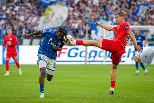 German Bundesliga 2026–2027, Matchday 4: FC Schalke 04 vs. SV Elversberg at Veltins Arena in Gelsenkirchen. Eric Junior and Dina Ebimbe of FC Schalke 04 (29) and Lasse Günther of SV Elversberg (21) in a tackle. Copyright: xJOERANxSTEINSIEKx