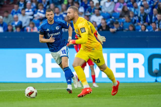 Edin Dzeko (Schalke 04), No. 10, runs past Nicolas Kristof (SV Elversberg), No. 20, during FC Schalke 04 vs. SV Elversberg, Soccer, Bundesliga, Matchday 4, 2026–27 season, September 20, 2026, DFL regulations prohibit any use of photographs as image sequences and or quasi-video. FC Schalke 04 vs. SV Elversberg, Soccer, Bundesliga, Matchday 4, 2026–27 Season, September 20, 2026, Gelsenkirchen Copyright: xEibner-Pressefoto LukasxBaldygax EP_LBA