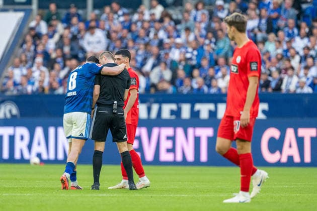 Robin Gosens (Schalke 04, 08) and referee Robin Braun embrace after a collision, Felix Keidel (SV Elversberg), 43 FC Schalke 04 vs. SV Elversberg, Soccer, Bundesliga, Matchday 4, 2026–27 season, September 20, 2026, DFL regulations prohibit any use of photographs as image sequences and or quasi-video. FC Schalke 04 vs. SV Elversberg, Soccer, Bundesliga, Matchday 4, 2026–27 Season, September 20, 2026, Gelsenkirchen Copyright: xEibner-Pressefoto LukasxBaldygax EP_LBA