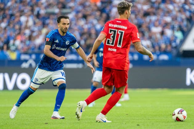 Kenan Karaman (Schalke 04), 19, runs past Maximilian Rohr (SV Elversberg), 31, in FC Schalke 04 vs. SV Elversberg, Soccer, Bundesliga, Matchday 4, 2026–27 Season, September 20, 2026, DFL regulations prohibit any use of photographs as image sequences and or quasi-video, FC Schalke 04 vs. SV Elversberg, soccer, Bundesliga, Matchday 4, 2026–27 Season, September 20, 2026, Gelsenkirchen Copyright: xEibner-Pressefoto LukasxBaldygax EP_LBA
