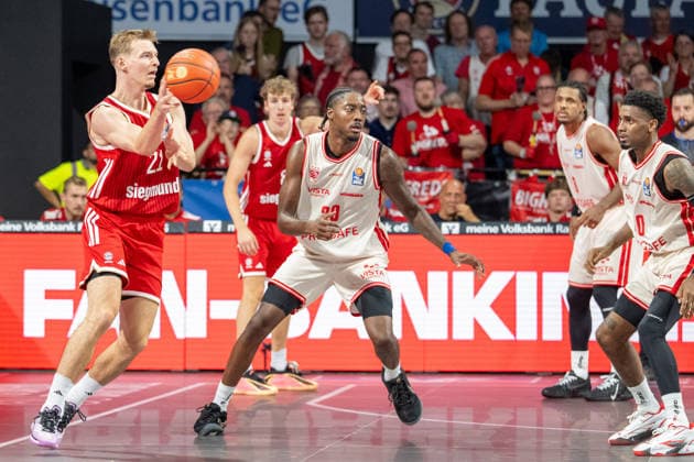 Justus Hollatz 21, FC Bayern Basketball; Hason Ward 20, BMA365 Bamberg Baskets; FC Bayern Basketball, BMA365 Bamberg Baskets; BBL; Matchday 1; September 20, 2026; Munich, Bavaria, Germany Copyright: xkolbert-press UlrichxGamelx