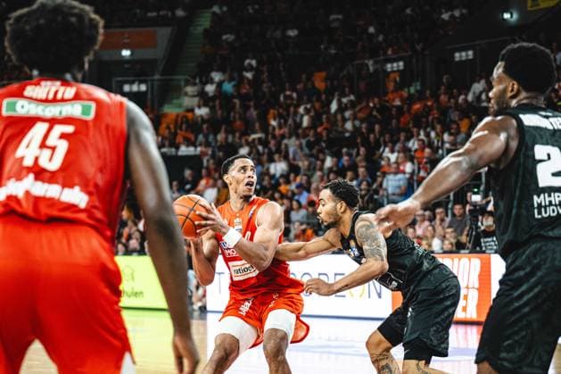 Neu Ulm, Germany, September 26, 2020 Teo Milicic (ratiopharm Ulm) 5, Jaylen Sims of ratiopharm Ulm, Ish Leggett of MHP RIESEN Ludwigsburg, and Maxwell Dongmo Temoka of MHP RIESEN Ludwigsburg go head-to-head during the Basketball Bundesliga game between ratiopharm Ulm and MHP RIESEN Ludwigsburg at the ratiopharm Arena on September 20, 2026 in Neu Ulm, Germany. Photo by Harry Langer, DeFodi Images. ratiopharm Arena, Germany, September 26, 2020: Teo Milicic of ratiopharm Ulm (5), Jaylen Sims of ratiopharm Ulm, Ish Leggett of MHP Riesen Ludwigsburg, and Maxwell Dongmo Temoka of MHP Riesen Ludwigsburg battle for the ball during the Basketball Bundesliga match between ratiopharm Ulm and MHP Riesen Ludwigsburg in Neu Ulm on September 20, 2026 at the ratiopharm Arena, Germany Photo by Harry Langer, DeFodi Images Photo by Harry Langer, DeFodi Images
