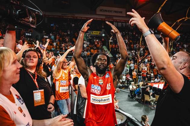 Neu Ulm, Germany, September 20, 2026 Oluwasimisola Shittu of ratiopharm Ulm celebrates the victory with fans during the Basketball Bundesliga game between ratiopharm Ulm and MHP Riesen Ludwigsburg at the ratiopharm Arena on September 20, 2026, in Neu Ulm, Germany. Photo by Harry Langer, DeFodi Images, ratiopharm Arena, Germany, September 20, 2026 Oluwasimisola Shittu of ratiopharm Ulm celebrates the victory with the fans during the Basketball Bundesliga game between ratiopharm Ulm and MHP Riesen Ludwigsburg in Neu Ulm on September 20, 2026 at the ratiopharm Arena, Germany. Photo by Harry Langer, DeFodi Images. Photo by Harry Langer, DeFodi Images