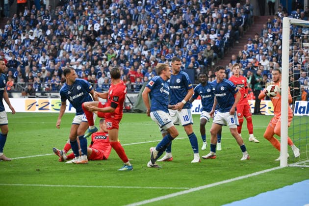 Goalkeeper Loris Karius of Schalke 04 (right) makes a save on the goal line on September 20, 2026; Soccer, 1. Bundesliga, 2026–2027 season, Matchday 4, FC Schalke 04 vs. SV Elversberg. DFL regulations prohibit any use of photographs as image sequences and or quasi-video. Gelsenkirchen, Veltins Arena, North Rhine-Westphalia, Germany Team2