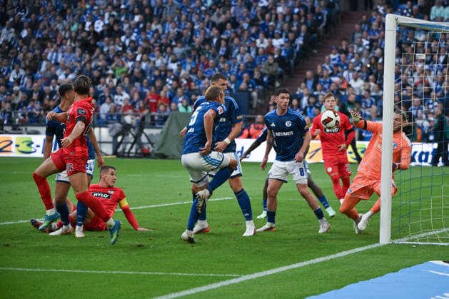 Goalkeeper Loris Karius of Schalke 04 (right) makes a save on the goal line on September 20, 2026; Soccer, 1. Bundesliga, 2026–2027 season, Matchday 4, FC Schalke 04 vs. SV Elversberg. DFL regulations prohibit any use of photographs as image sequences and or quasi-video. Gelsenkirchen, Veltins Arena, North Rhine-Westphalia, Germany Team2